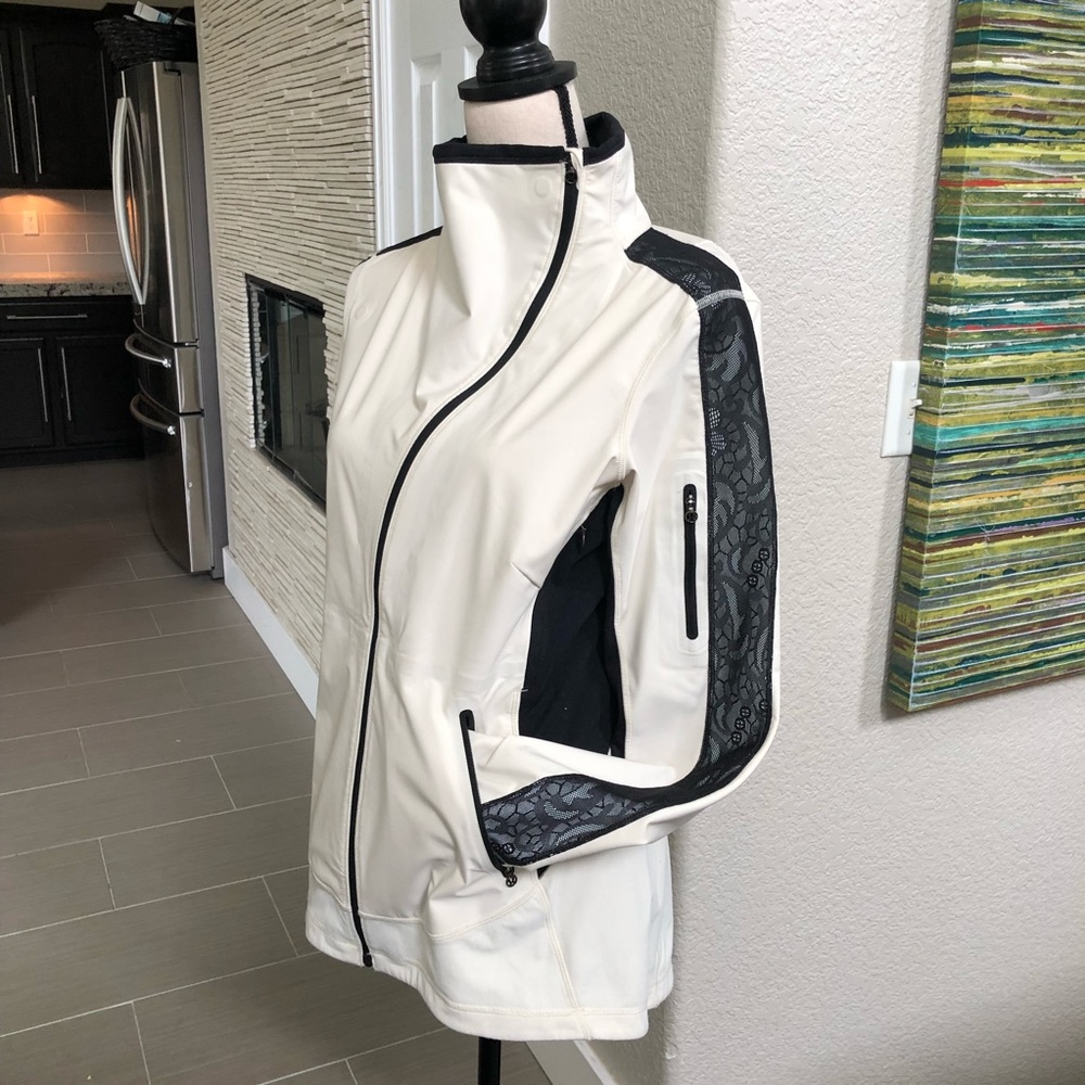 🆕🖤 Lululemon unique jacket size 8